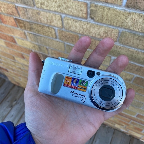 Vintage 2002 Sony Cybershot DSC-p2 2 MPX Camera UNTESTED - Picture 2 of 8
